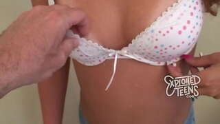 19 ਸਾਲ ਦੀ ਉਮਰ ਦੇ ਤਾਜ਼ਾ ਨੌਜਵਾਨ fucks ਅਤੇ ਪ੍ਰਾਪਤ ਕਰਦਾ ਹੈ, ਇੱਕ ਮੂੰਹ ਦੀ ਪੂਰੀ ਕਮ