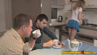 Horny 몸집이 작은 청소년 cuckolds 그녀의 남편