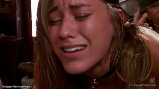 Lotuta brunette esklabo lentzeria Rilynn Rae squating on vibrator makila bat eta bibrazio bi sluts ondoren, Casey Calvert anal fucked at bdsm festa Goiko Solairuan