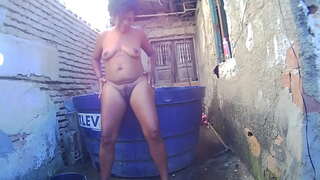 жууш моем бассейнинде, голые