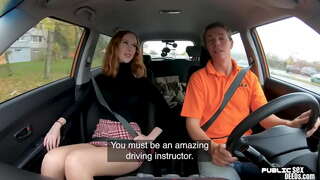 Ruda pochodząca z wielkiej brytanii Bigtit ssie kutasa drogowego nauczyciela przed seksem