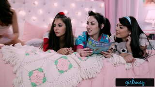 Naše Prvé Lesbické Lete Sleepover Naše Prvé Lesbické Lete Sleepover
