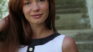 Magnífico Europea adolescente Carolizi jugando al aire libre Magnífico Europea adolescente Carolizi jugando al aire libre