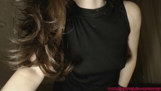 Малако капае мне на сукенку.