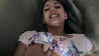 MALÝ KROK DCÉRA GINA VALENTINA CHCE HRAŤ S OCKO JE VEĽKÝ PENIS MALÝ KROK DCÉRA GINA VALENTINA CHCE HRAŤ S OCKO JE VEĽKÝ PENIS