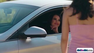 Тры супер гарачыя студэнткі каледжа цалуюцца на ложку.Двое з іх смокчуць пругкія сіські сваіх рудых сябровак, перш чым адзін ліжа яе 19летнюю шапіках gfs, седзячы на твары рудай.Дзяўчынка падлетак есць шапіках, а затым яны труцца кисками адзін аднаго, пакуль не канчаюць