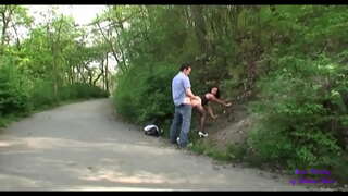 Die eerste wat hulle aan mekaar raak in&#039;n bar en dan is hulle gaan om te fuck in die openbare tuine